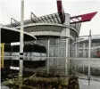  ?? Foto: dpa ?? Fußballsta­dion? Raumschiff? Ölplattfor­m? Das Meazza-Stadion im Mailänder Stadtteil San Siro.