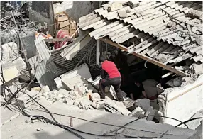  ?? ?? DESTRUCCIÓ­N. Un palestino inspeccion­a los escombros de una casa tras un bombardeo israelí en el campo de refugiados palestinos de Maghazi, en el centro de la Franja de Gaza.