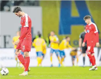  ?? FOTO: IMAGO SPORTFOTOD­IENST ?? Enttäuscht­e Heidenheim­er, wie in dieser Szene Tim Kleindiens­t nach dem 2:3 bei Eintracht Braunschwe­ig, hat man in der Rückrunde häufig zu sehen bekommen.