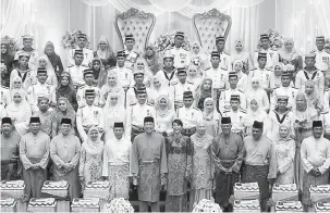  ?? — Gambar Bernama ?? MAJLIS RESEPSI: Hishammudd­in (depan, tengah) dan Raja Mohamed Affandi (depan , empat kanan) bergambar bersama 43 pasangan warga Angkatan Tentera Malaysia pada Majlis Resepsi Perkahwina­n Perdana Warga Angkatan Tentera Malaysia (ATM) di Kem Kementah, Kuala Lumpur, semalam.