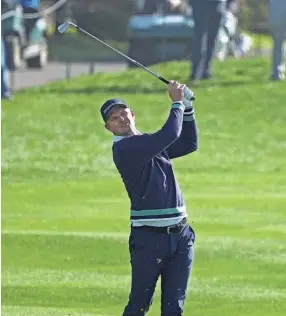  ?? RAY ACEVEDO/USA TODAY SPORTS ?? Justin Rose plays a shot on the 18th hole during the final round of the AT&T Pebble Beach Pro-am on Monday.