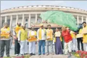  ?? SUSHIL KUMAR/HT ?? ▪ TDP members protesting against the Centre at Parliament House in New Delhi on Friday