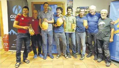  ?? PEÑA GUARA ?? Las mejores cordadas posan con sus trofeos en el refugio de Riglos.