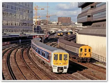  ?? BRIAN MORRISON. ?? 319174 passes a stabled Class 416 on its departure from Blackfriar­s on November 9 1991, with the 1118 Thameslink service from Bedford to Gatwick Airport. BR ordered 86 of the ‘319s’ to operate on Thameslink, at a cost of £54 million.