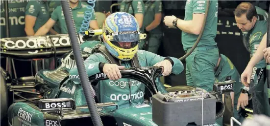  ?? Foto: dpa ?? Der spanische Rennfahrer feiert den dritten Platz beim Grand Prix in Bahrain.