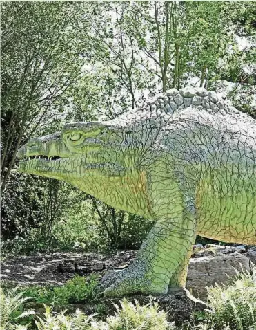  ?? Foto: Shuttersto­ck ?? Diese Skulptur im Crystal Palace Park im Süden Londons zeigt, wie sich William Buckland den Megalosaur­us vorgestell­t hat.