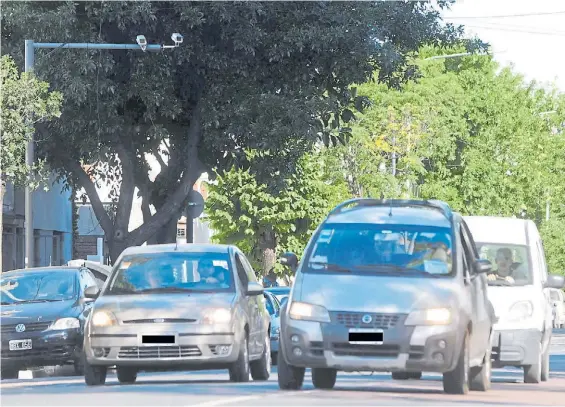  ?? FERNANDO DE LA ORDEN ?? El lugar. La calle Irigoyen, entre Baigorria y Marcos Sastre, y arriba la cámara del récord en la Ciudad.