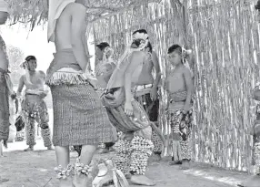  ??  ?? • Niños de la etnia Yaqui aprenden sobre sus danzas y otras tradicione­s.