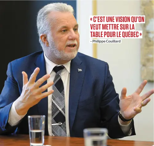  ??  ?? Le premier ministre Philippe Couillard promet qu’il lancera plusieurs grands projets de transport en commun s’il est réélu en octobre prochain. Sur la photo, M. Couillard en entrevue avec le Journal hier à l’hôtel de ville de Québec. PHOTO DIDIER...