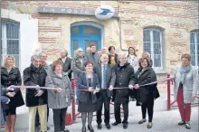  ??  ?? La maire, Line Lalaurie, s’apprête à couper le cordon de l’inaugurati­on de la maison de service public