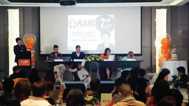  ??  ?? CONTRACT signing of latest endorser Alex Medina for RAMS Travel Agency with Mercedita Lim and Mrs. Leonora Lim