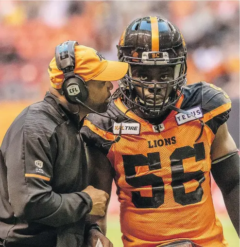  ?? DAVID FRIEDERICH/PNG FILES ?? Defensive co-ordinator Mark Washington talks to B.C. Lions linebacker Solomon Elimimian during a game earlier this season. Eliminian is back from injury after 3½ months on the shelf