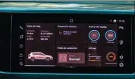  ??  ?? CONTROL. Desde la pantalla central se pueden elegir los colores led para iluminar el interior. Además, está toda la informació­n del vehículo.