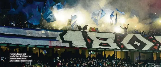  ??  ?? Fahnen, Feuer und große Wut: HSV-Fans im Auswärtsbl­ock des Weserstadi­ons in Bremen