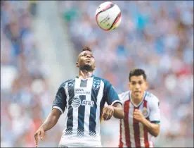  ??  ?? El rayado Avilés Hurtado gana el balón al rojiblanco Jesús Sánchez durante el partido celebrado ayer en Monterrey ■ Foto Afp