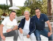  ??  ?? DREI BAYERN – EIN THEMA Franz Beckenbaue­r (Münchner) und Lothar Matthäus (Franke) sprachen mit BUNTERedak­teur Robert Pölzer (Münchner) über Freundscha­ft