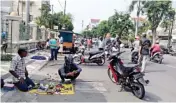  ?? EKO HENDRI/JAWA POS ?? TUNGGU DIRELOKASI: PKL di Jalan KH Mas Manshur ini mengganggu pengendara yang melintas.