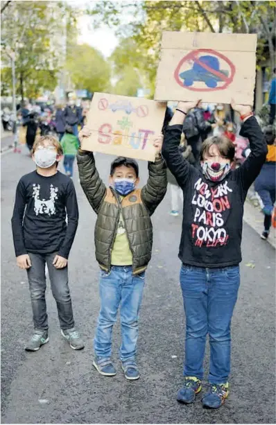  ?? Joan Mateu Parra ?? Tres petits participan­ts en la protesta d’Eixample Respira, el desembre passat.