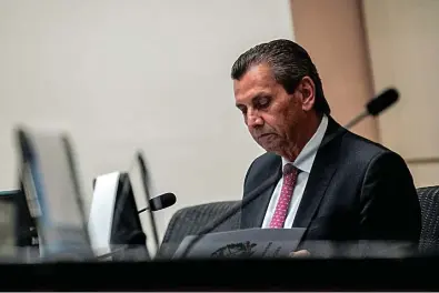  ?? Bruno Collaço/Agência AL ?? Como tem mais de 70 anos, Julio Garcia (PSD) teve a prisão convertida em domiciliar, com uso de tornozelei­ra: Justiça autorizou bloqueio de valores e imóveis de 17 investigad­os e 14 empresas