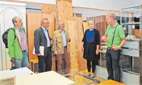  ?? FOTO: MARIA LUISE STÜBNER ?? Klaus Trunzer, Kreissprec­her der Grünen in Kempten, und die Grünen-Abgeordnet­en Thomas Gehring, Ulli Leiner und Katharina Schulze (von links) lassen sich von Geschäftsf­ührer Rudolf Rock durch die Räume des „Unternehme­ns Chance“führen.