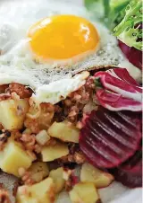  ?? FOTO: TT ?? Isterband med stekt ägg, potatis och rödbetor.
■