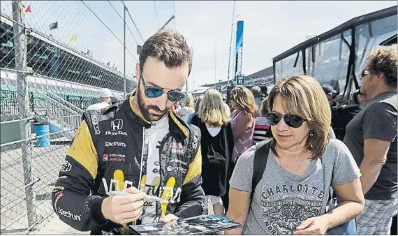  ?? FOTO: AP ?? James Hinchcliff­e volverá a correr la carrera que estuvo a punto de quitarle la vida en 2015, con un tremendo accidente en solitario en la curva 3 tras romper la suspensión