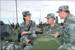  ?? ZHANG KUNPING / FOR CHINA DAILY ?? Yin Lu (left) asks soldiers for suggestion­s about the military applicatio­n of informatio­n technology.