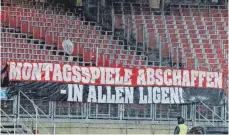  ?? FOTO: IMAGO ?? So protestier­ten Fans diesen Montag beim 1:1 des 1. FC Nürnberg gegen Leverkusen gegen Montagsspi­ele. Zumindest in der Bundesliga und Zweiten Liga geht ihr Wunsch in Erfüllung.