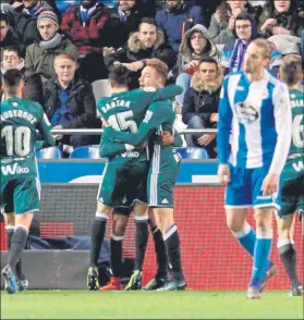  ?? FOTO: EFE ?? Loren Morón, celebrando junto a Bartra el único gol del partido entre Dépor y Betis