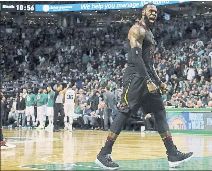  ?? FOTO: AP ?? Gesto de rabia y euforia de LeBron en la recta final del partido. El crack de los Cavaliers volvió a resultar imparable