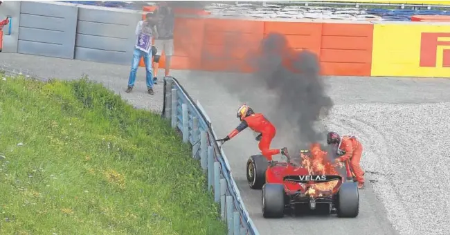  ?? // EP ?? Carlos Sainz salta de su Ferrari huyendo de las llamas después de la rotura del motor de su monoplaza