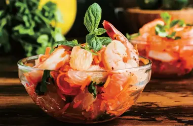  ??  ?? Pomelo and shrimp salad — Hellorf