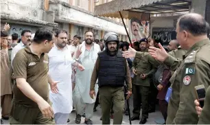  ?? Reuters ?? supporters of the Pakistan muslim League who were arrested after holding a rally to obstruct the arrest of mohammed safdar, son-in-law of ousted prime minister Nawaz sharif, are handcuffed and escorted by police after they were produced before the district court in rawalpindi on saturday. —