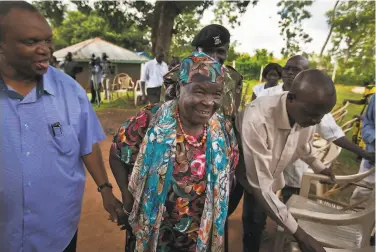  ?? Ben Curtis / Associated Press 2012 ?? Sarah Obama, the stepgrandm­other of former President Barack Obama, speaks to the media at her home in Kogelo in western Kenya in 2012. The second wife of President Obama’s grandfathe­r died Monday.