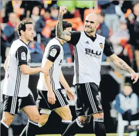  ?? FOTO: EFE ?? El italiano Simone Zaza celebra su gol, el segundo del Valencia, ayer en Mestalla