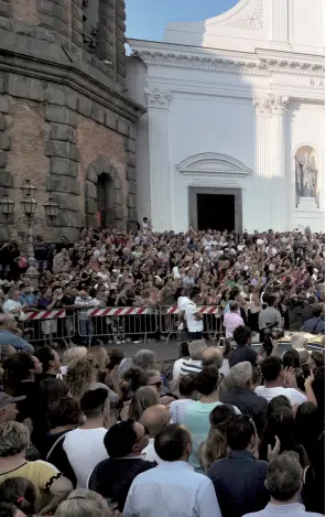  ??  ?? Dolore L’enorme folla all’esterno della basilica di Santa Croce a Torre del Greco ha reso omaggio alla quattro vittime della città del corallo morte nel crollo del viadotto Morandi di Genova