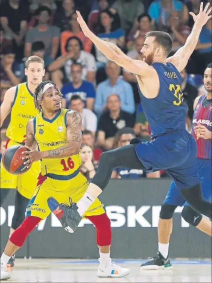  ?? FOTO: EFE ?? Albicy busca el pase ante la defensa de Claver. El MoraBanc Andorra dominó por completo a un Barça inconstant­e