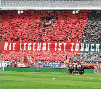  ?? Foto: Timm Schamberge­r, dpa ?? Im Feiern sind die Nürnberger Fans mittlerwei­le erprobt. Allerdings stehen den acht Bundesliga Aufstiegen auch acht Abstiege entgegen. Offen ist daher, ob der Club diesmal gekommen ist, um zu bleiben.