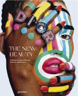  ??  ?? IN QUESTA PAGINA. Accanto, la copertina di “The New Beauty. A Modern Look at Beauty, Culture and Fashion” (Gestalten), indagine visuale nella bellezza umana tra passato, presente e futuro. Sopra, alcune pagine del libro che celebra individual­ità e self-expression.