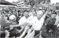  ?? -Gambar Bernama ?? NAJIB disambut oleh ribuan masyarakat pelbagai bangsa pada Majlis Pelancaran Labuan Developmen­t Blueprint 2030 di Dataran Labuan.