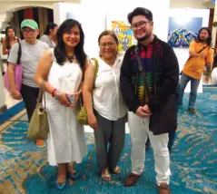  ??  ?? HAPPY art lovers Queenie Munda, Amy Cabusao and Rob Tanedo