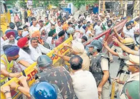  ?? ANI ?? Farmers clash with police personnel during a protest in Karnal on Saturday.