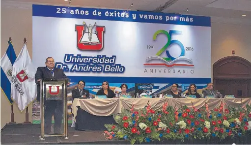  ??  ?? CEREMONIA: DE IZQUIERDA A DERECHA: LIC. GUILLERMO ESCOBAR HERNÁNDEZ, PRESIDENTE DE LA JUNTA DIRECTIVA DE LA UNAB; DR. ALEJANDRO CHIRINO, REPRESENTA­NTE DE OLA MÉXICO; MAE. SANDRA VENTURA, SECRETARIA GENERAL DE LA UNAB; LIC. NORA URIBE TRUJILLO,...