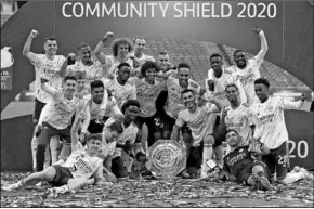  ??  ?? De dolblije spelers van Arsenal, na het winnen van het Community Shield trofee van Liverpool.
(Foto: The Guardian)