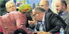  ?? Picture: BRIAN WITBOOI ?? MAYORAL EAR: Mayor Athol Trollip listens to a resident at an IDP meeting. With him, are John Best, left, Dean Biddulph and Retief Odendaal