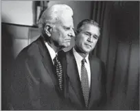  ?? Charles Ommanney Getty Images ?? A TRUSTED COUNSELOR Billy Graham meets with then-presidenti­al candidate George W. Bush in Jacksonvil­le, Fla., days before the 2000 election.