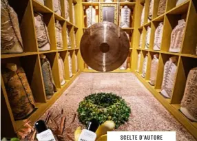  ?? ?? SCELTE D’AUTORE L’installazi­one Riverberi dell’italiana Bruna Esposito esposta all’interno della mostra Es-senze a Venezia. A sinistra, la collezione “Nature-conscious Eau de Parfum” di The Merchant of Venice.