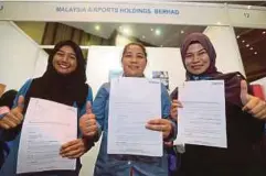  ??  ?? DARI kiri, Dg Sahzanah, Nur Zawani dan Nurshafiqa menunjukka­n surat tawaran kerja yang diterima.