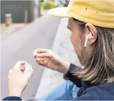  ?? STEVAN BUKVIC ?? Die Airpods 2 kosten zwischen 180 und 230 Franken.