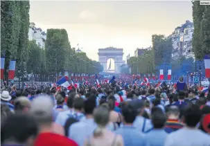  ?? NOTIMEX ?? APOYO. Los aficionado­s franceses reciben en un ambiente de euforia a la Selección de su país, que se coronó en Rusia 2018.